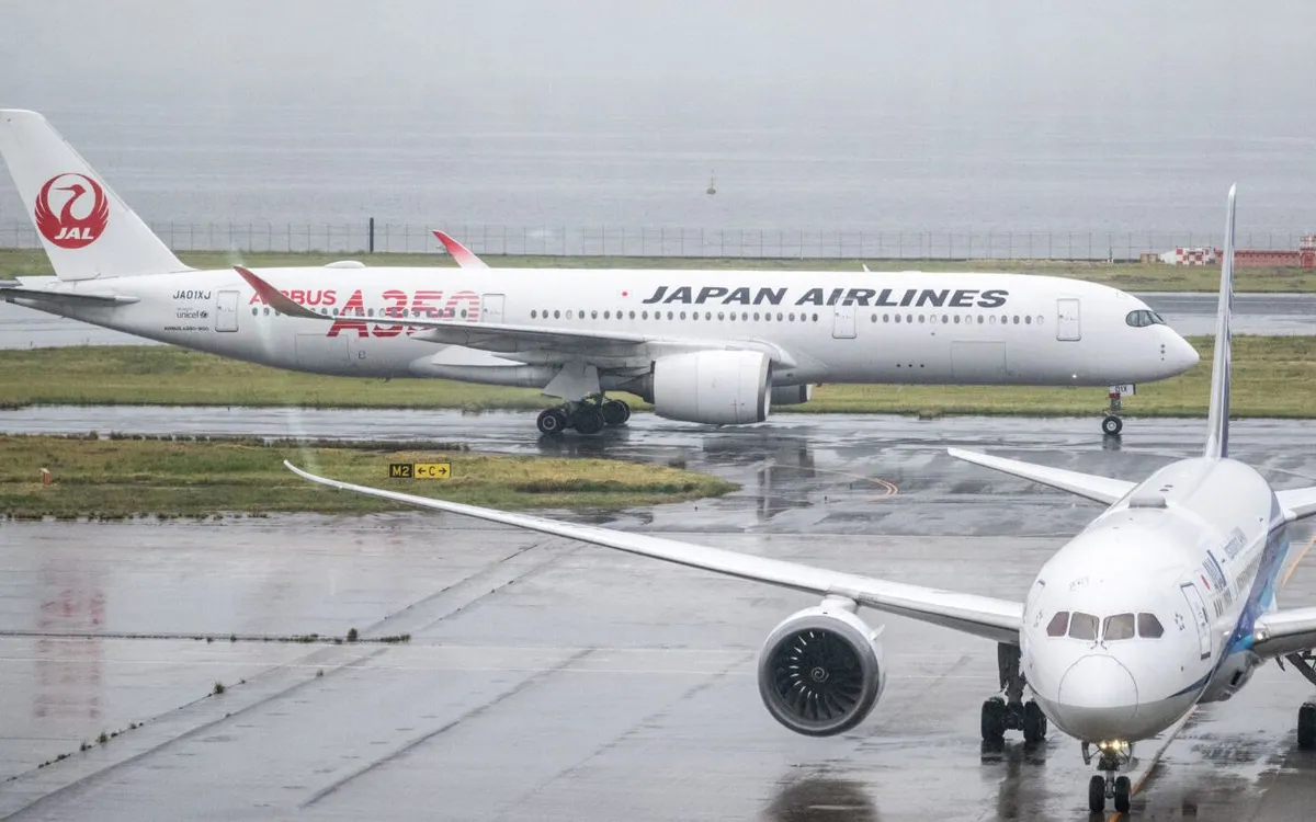 Máy bay Airbus A350-900 của Japan Airlines và Boeing 787 của All Nippon Airways tại sân bay Haneda, Tokyo, ngày 23/4/2026 (Ảnh: AFP/Getty Images).