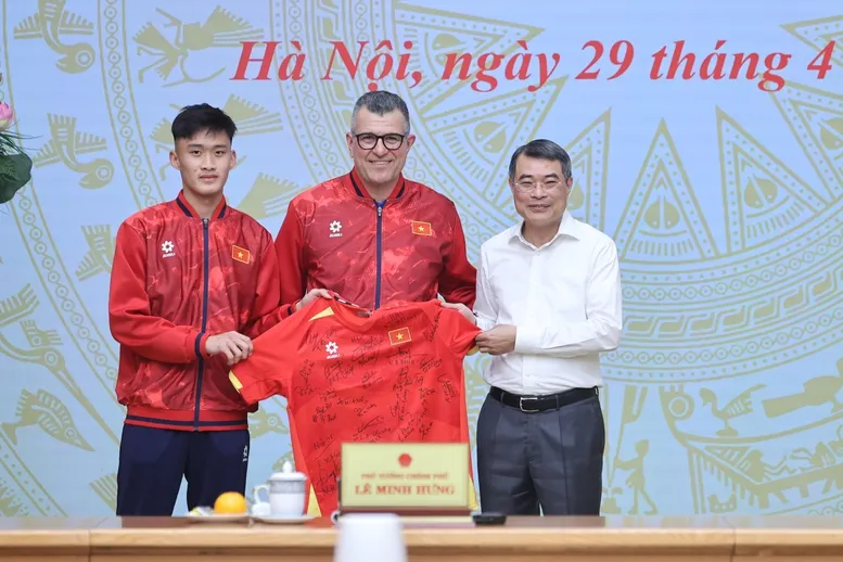 Thủ tướng L&ecirc; Minh Hưng gặp mặt, ch&uacute;c mừng đội tuyển b&oacute;ng đ&aacute; nam U17 Việt Nam - Ảnh 2.