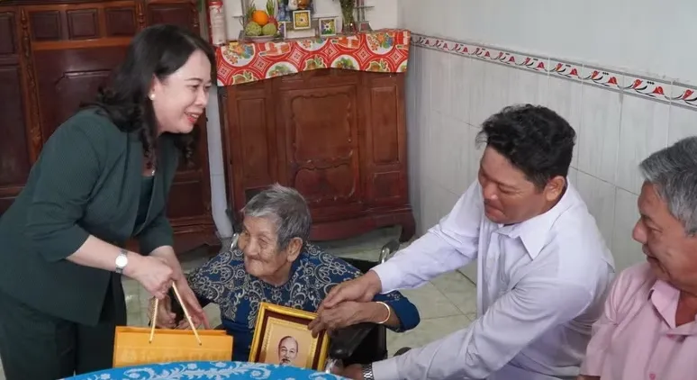 L&atilde;nh đạo Đảng, Nh&agrave; nước chăm lo c&aacute;c gia đ&igrave;nh ch&iacute;nh s&aacute;ch ở nhiều địa phương - Ảnh 1.