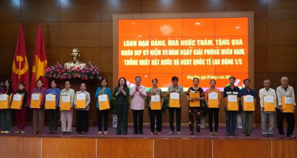 L&atilde;nh đạo Đảng, Nh&agrave; nước chăm lo c&aacute;c gia đ&igrave;nh ch&iacute;nh s&aacute;ch ở nhiều địa phương - Ảnh 2.