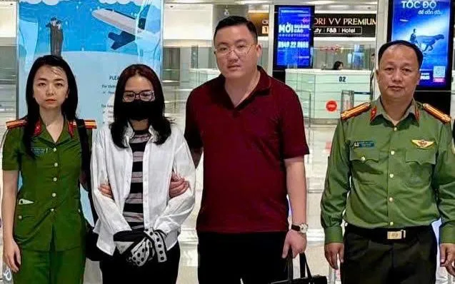 Lực lượng Công an bắt giữ đối tượng Hà Thị Ban tại Cảng hàng không quốc tế Nội Bài (Nguồn: Công an tỉnh Phú Thọ)