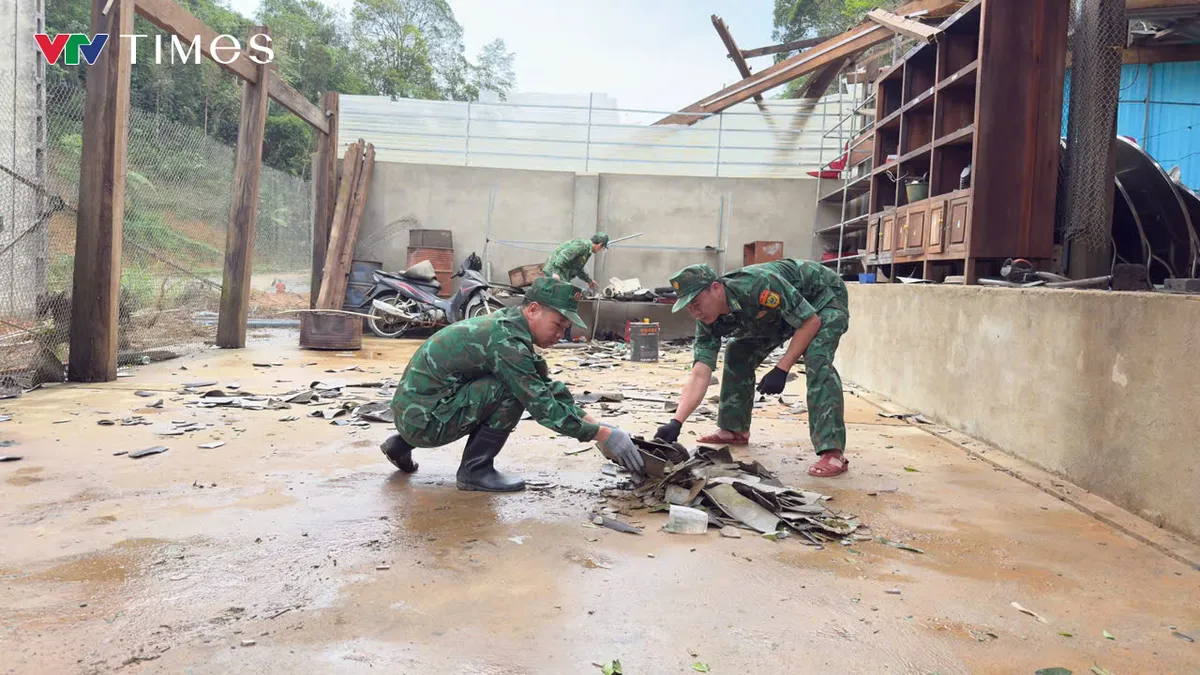 Lốc xo&aacute;y &ldquo;c&agrave;n qu&eacute;t&rdquo; miền T&acirc;y Nghệ An, h&agrave;ng chục nh&agrave; d&acirc;n bị hư hỏng - Ảnh 3.