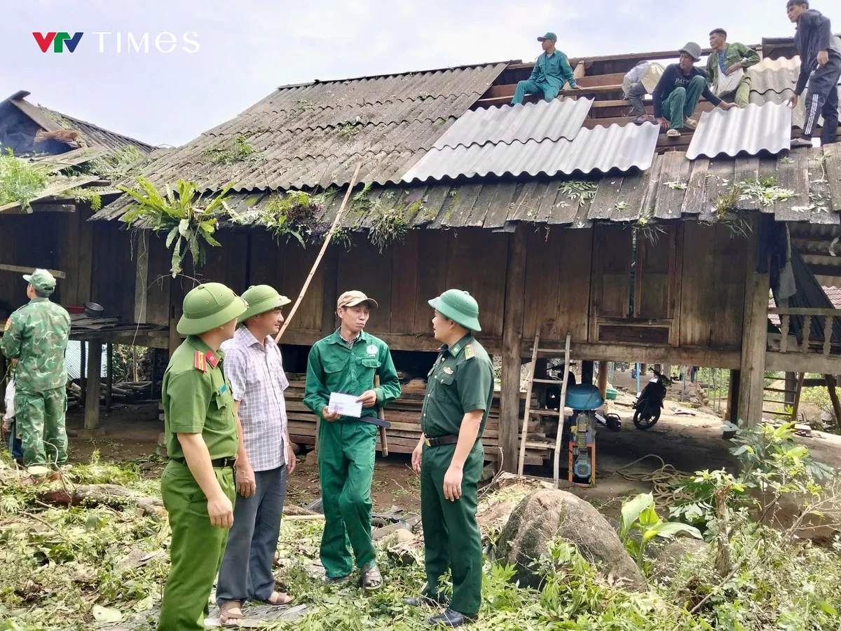 Lốc xo&aacute;y &ldquo;c&agrave;n qu&eacute;t&rdquo; miền T&acirc;y Nghệ An, h&agrave;ng chục nh&agrave; d&acirc;n bị hư hỏng - Ảnh 2.