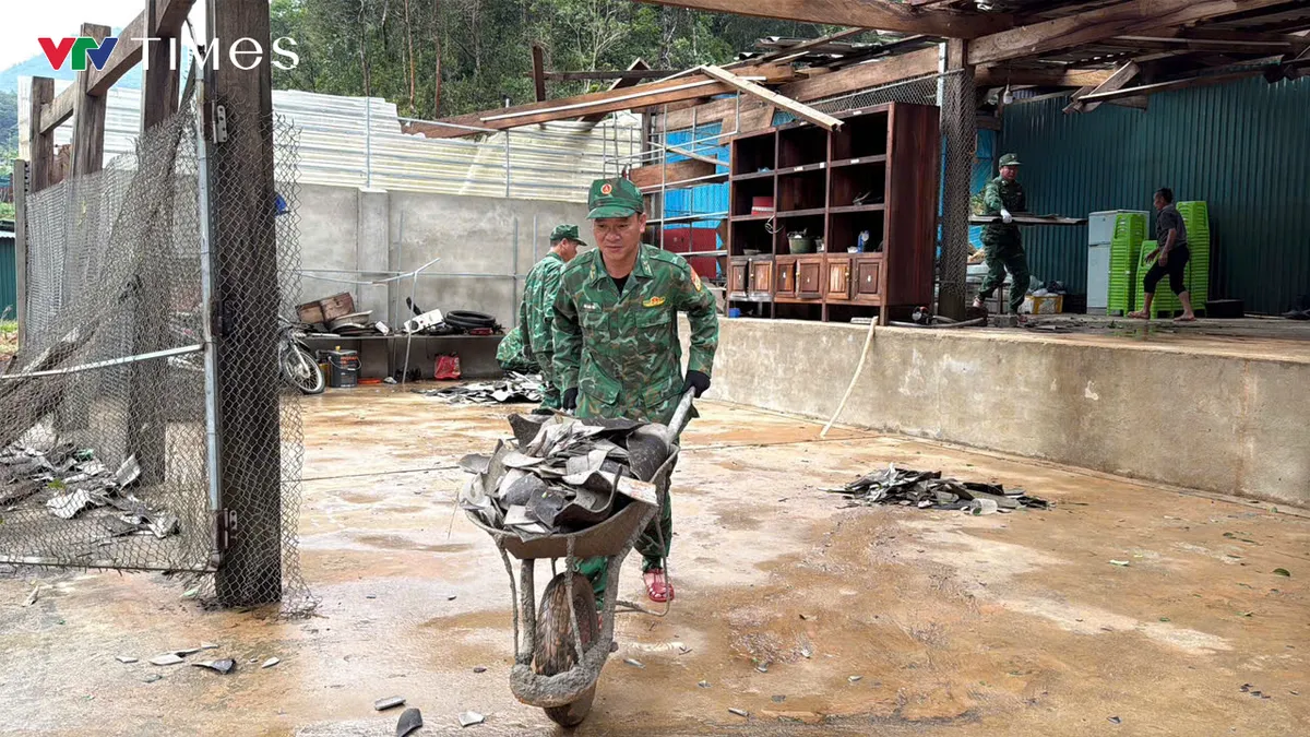 Lốc xo&aacute;y &ldquo;c&agrave;n qu&eacute;t&rdquo; miền T&acirc;y Nghệ An, h&agrave;ng chục nh&agrave; d&acirc;n bị hư hỏng - Ảnh 4.