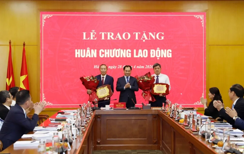 Hai Thứ trưởng Bộ N&ocirc;ng nghiệp v&agrave; M&ocirc;i trường nghỉ hưu từ 1/5 sau nhiền năm cống hiến - Ảnh 1.