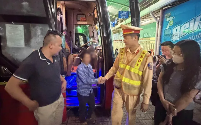 Tổ công tác hỗ trợ anh Q mua vé về quê.