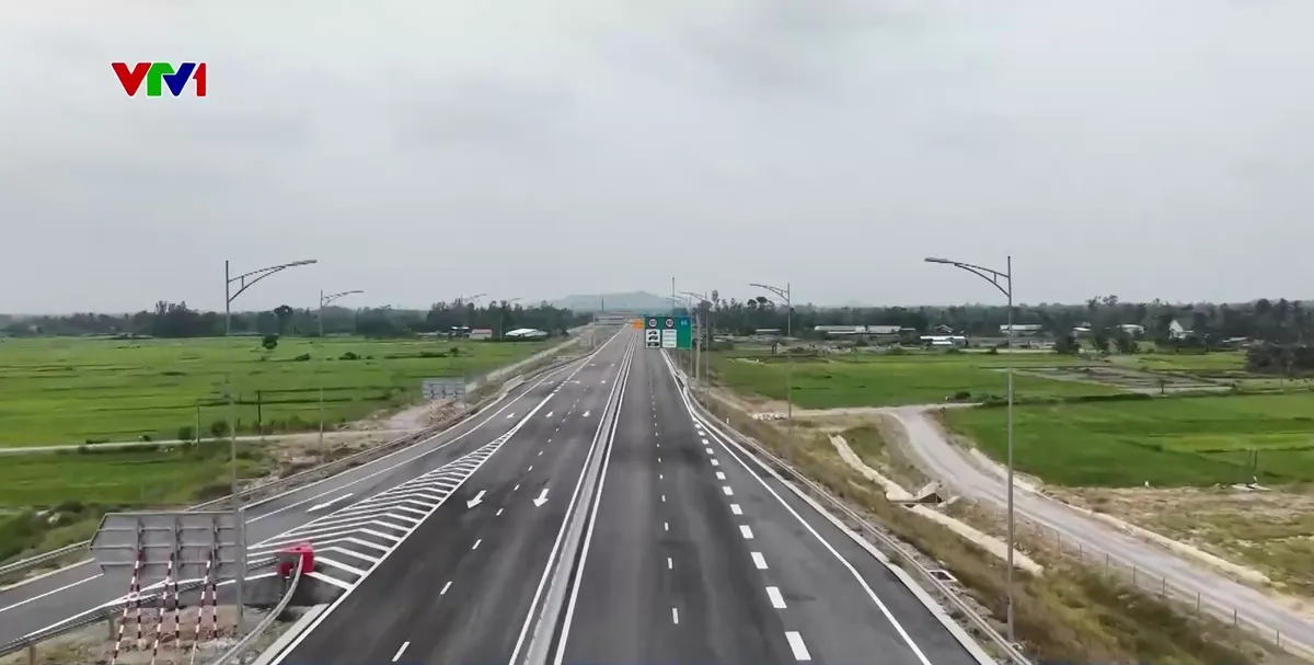 Th&ocirc;ng xe gần 200km đường cao tốc từ Quảng Ng&atilde;i đến hầm C&ugrave; M&ocirc;ng, th&uacute;c đẩy li&ecirc;n kết v&ugrave;ng miền trung - T&acirc;y Nguy&ecirc;n - Ảnh 1.