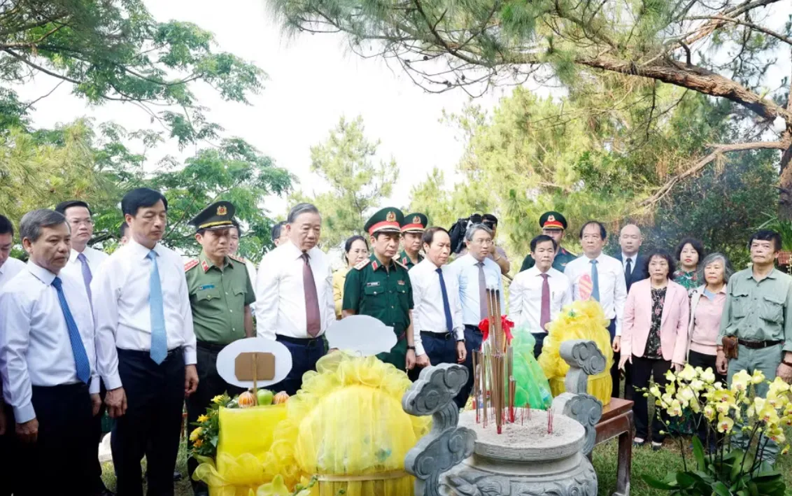 Tổng B&iacute; thư, Chủ tịch nước T&ocirc; L&acirc;m d&acirc;ng hương tưởng niệm Đại tướng V&otilde; Nguy&ecirc;n Gi&aacute;p- Ảnh 4.