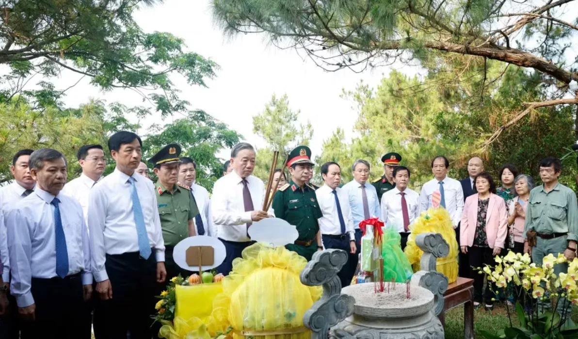 Tổng B&iacute; thư, Chủ tịch nước T&ocirc; L&acirc;m d&acirc;ng hương tưởng niệm Đại tướng V&otilde; Nguy&ecirc;n Gi&aacute;p- Ảnh 3.