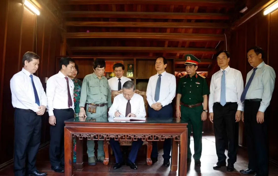 Tổng B&iacute; thư, Chủ tịch nước T&ocirc; L&acirc;m d&acirc;ng hương tưởng niệm Đại tướng V&otilde; Nguy&ecirc;n Gi&aacute;p- Ảnh 5.