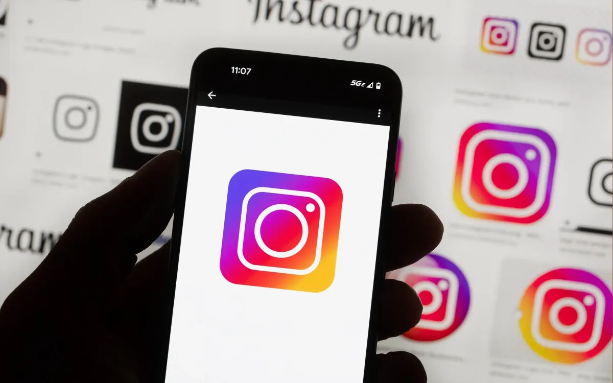 Logo Instagram hiển thị trên điện thoại tại Boston, ngày 14/10/2022. (Ảnh: AP)