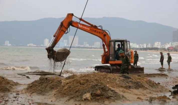 Trục vớt vật thể nghi x&aacute;c xe tăng tr&ecirc;n biển Quy Nhơn - Ảnh 1.