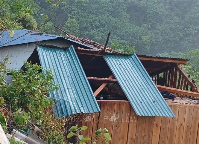 D&ocirc;ng lốc, mưa đ&aacute; g&acirc;y thiệt hại tại nhiều địa phương- Ảnh 1.