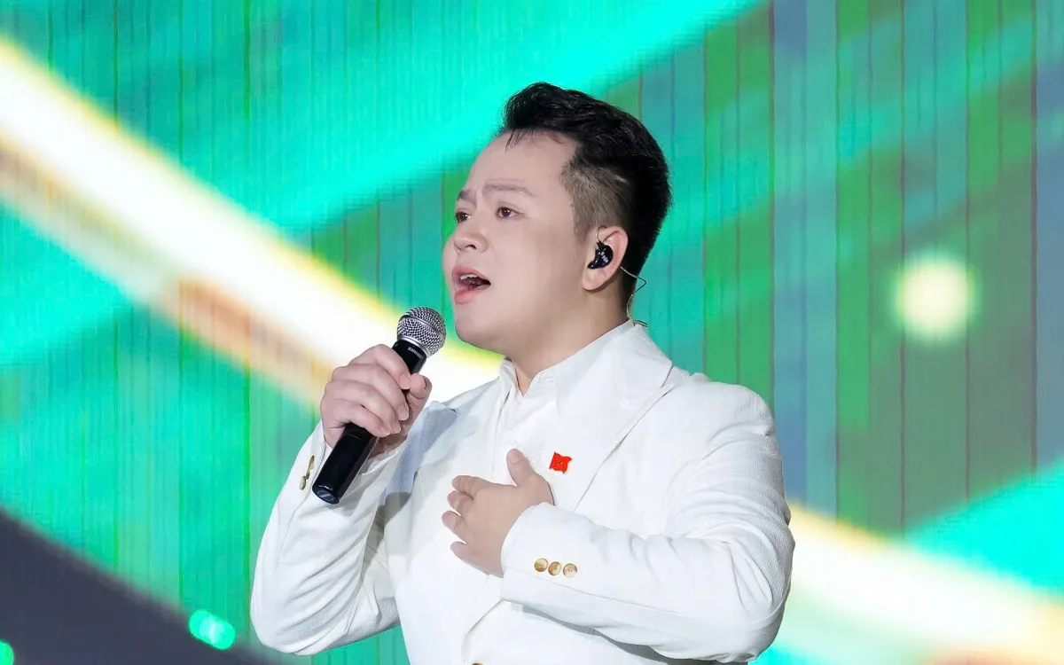 “Nốt trầm” ví dặm của Lê Thanh Phong làm xao xuyến khán giả tại concert “Âm vang Tổ quốc”