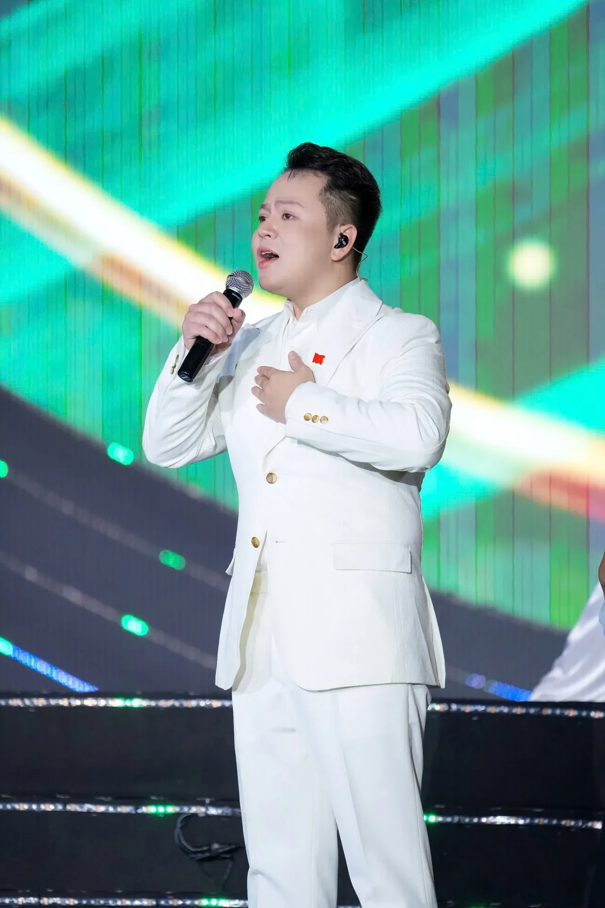 &ldquo;Nốt trầm&rdquo; v&iacute; dặm của L&ecirc; Thang Phong l&agrave;m xao xuyến kh&aacute;n giả tại concert &ldquo;&Acirc;m vang Tổ quốc&rdquo; - Ảnh 3.