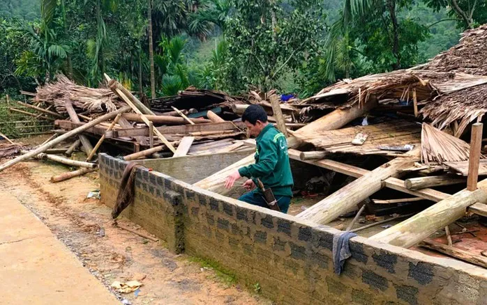 Mưa lớn k&egrave;m d&ocirc;ng lốc ở Thanh H&oacute;a l&agrave;m sập nh&agrave; d&acirc;n, b&eacute; trai 13 tuổi tử vong  - Ảnh 1.