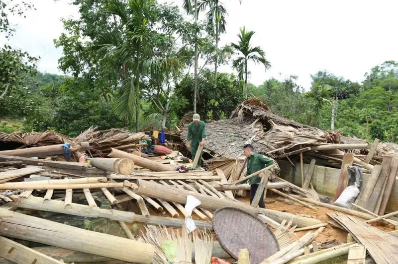 Mưa lớn k&egrave;m d&ocirc;ng lốc ở Thanh H&oacute;a l&agrave;m sập nh&agrave; d&acirc;n, b&eacute; trai 13 tuổi tử vong  - Ảnh 2.