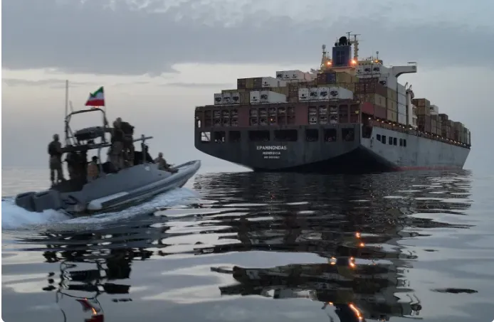 Tổng thống Trump tuy&ecirc;n bố duy tr&igrave; lệnh phong tỏa h&agrave;ng hải đối với Iran- Ảnh 1.