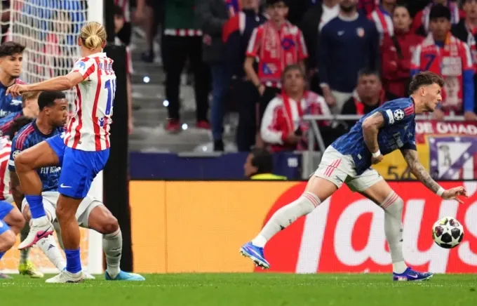 HLV Mikel Arteta phẫn nộ v&igrave; Arsenal bị tước phạt đền ở trận h&ograve;a Atletico Madrid- Ảnh 2.