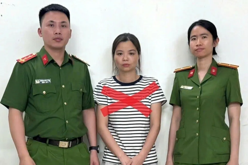 Tạm giữ nữ đối tượng d&ugrave;ng 49 sổ đỏ giả, lừa gần 180 tỷ đồng qua chi&ecirc;u g&oacute;p vốn bất động sản- Ảnh 1.