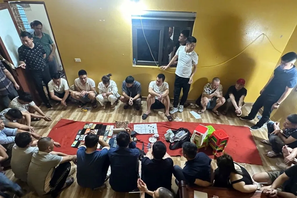 Bắt quả tang 25 đối tượng đ&aacute;nh bạc bằng h&igrave;nh thức x&oacute;c đĩa, thu gần nửa tỷ đồng- Ảnh 1.
