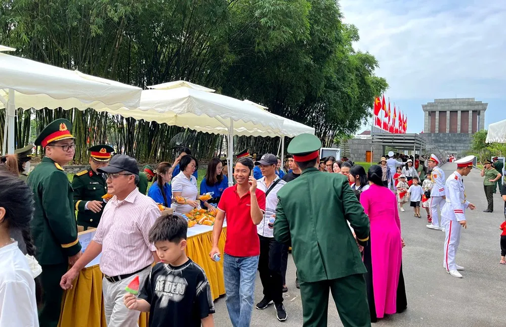 H&agrave; Nội tặng 45.000 suất qu&agrave; cho người d&acirc;n, du kh&aacute;ch viếng Lăng Chủ tịch Hồ Ch&iacute; Minh dịp 30.4 - 1.5- Ảnh 3.