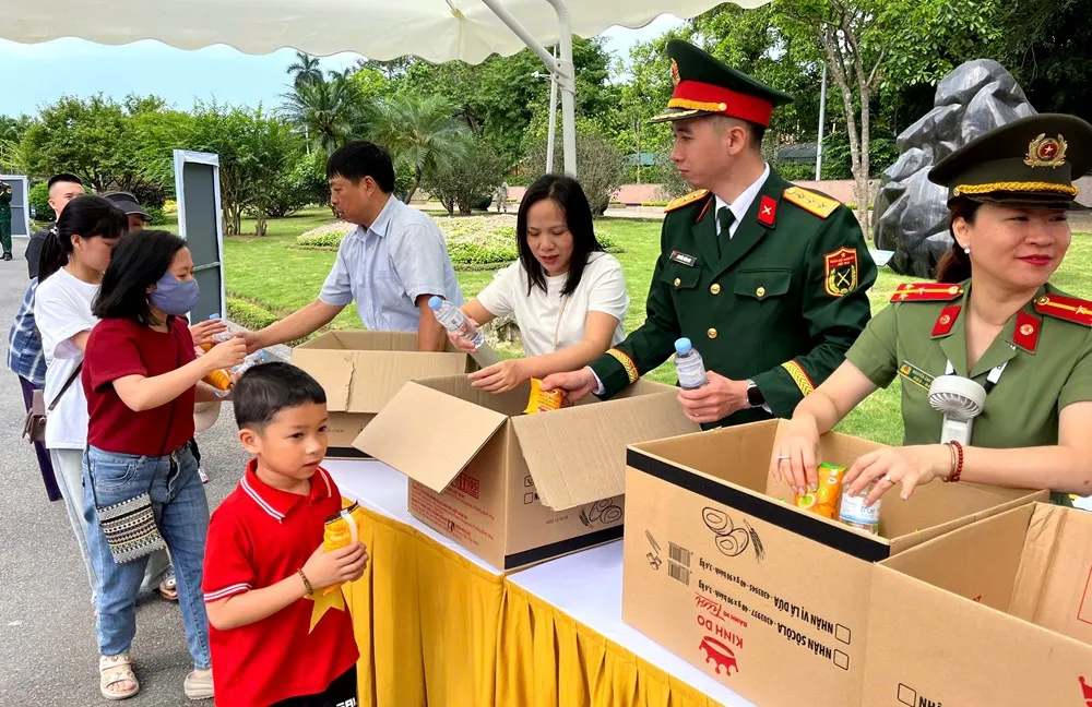 H&agrave; Nội tặng 45.000 suất qu&agrave; cho người d&acirc;n, du kh&aacute;ch viếng Lăng Chủ tịch Hồ Ch&iacute; Minh dịp 30.4 - 1.5- Ảnh 1.