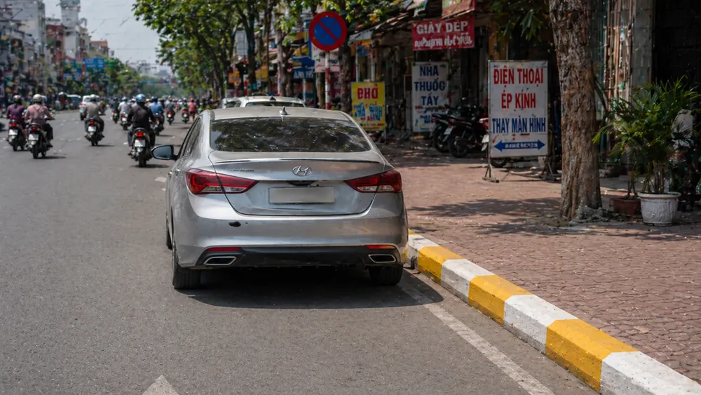 Kh&ocirc;ng c&oacute; biển cấm vẫn c&oacute; thể bị phạt nặng nếu dừng, đỗ xe tại những vị tr&iacute; n&agrave;y- Ảnh 1.