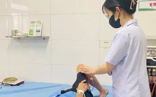 Đau cổ vai g&aacute;y k&eacute;o d&agrave;i, t&ecirc; b&igrave; tay c&oacute; thể l&agrave; dấu hiệu ch&egrave;n &eacute;p rễ thần kinh do tho&aacute;i h&oacute;a cột sống cổ- Ảnh 1.