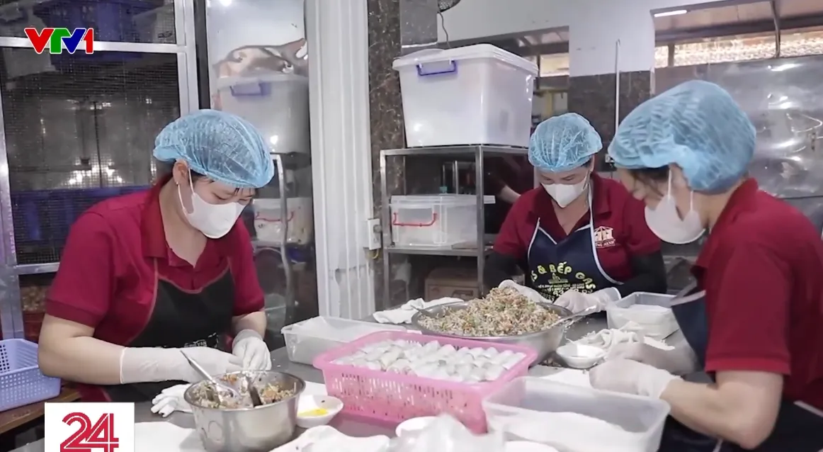 Tăng cường kiểm so&aacute;t vệ sinh an to&agrave;n thực phẩm m&ugrave;a du lịch tại Hạ Long, Quảng Ninh - Ảnh 1.