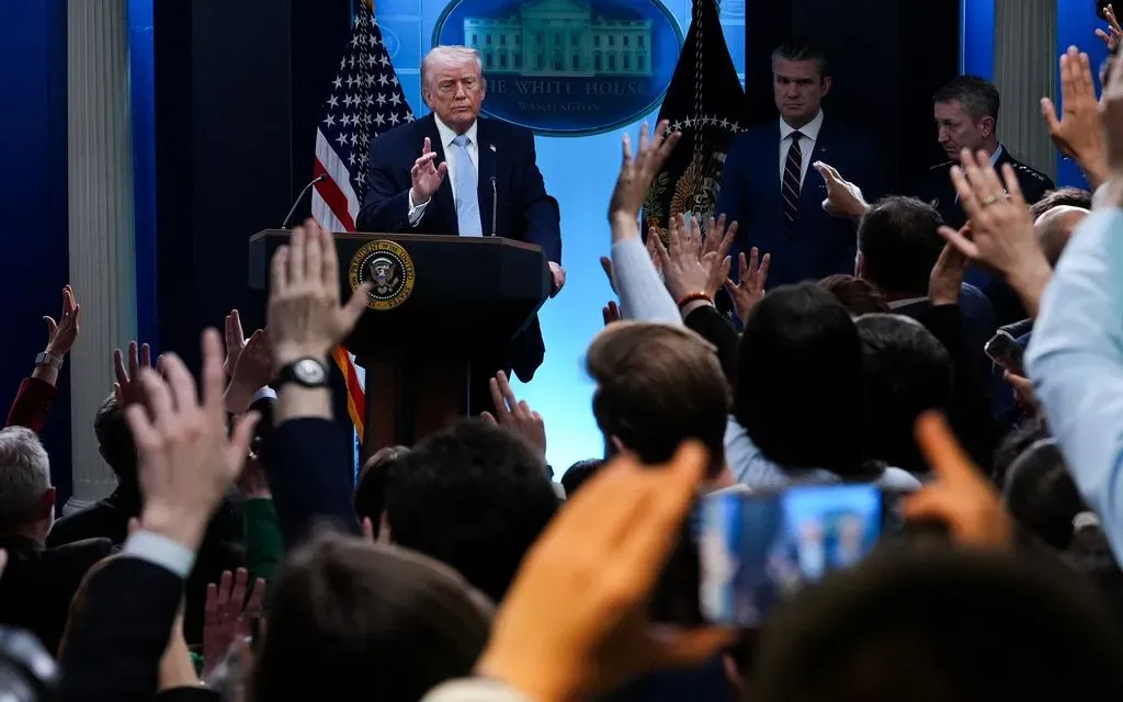 Bộ trưởng Chiến tranh Mỹ Pete Hegseth bị chất vấn gay gắt về cuộc chiến Iran- Ảnh 2.