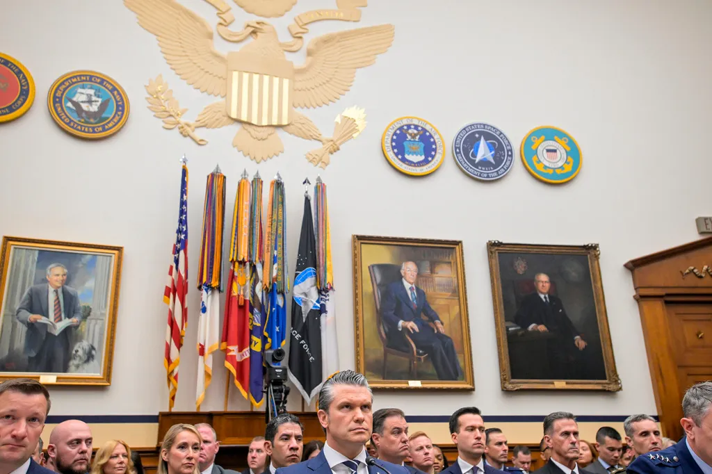 Bộ trưởng Chiến tranh Mỹ Pete Hegseth bị chất vấn gay gắt về cuộc chiến Iran- Ảnh 1.