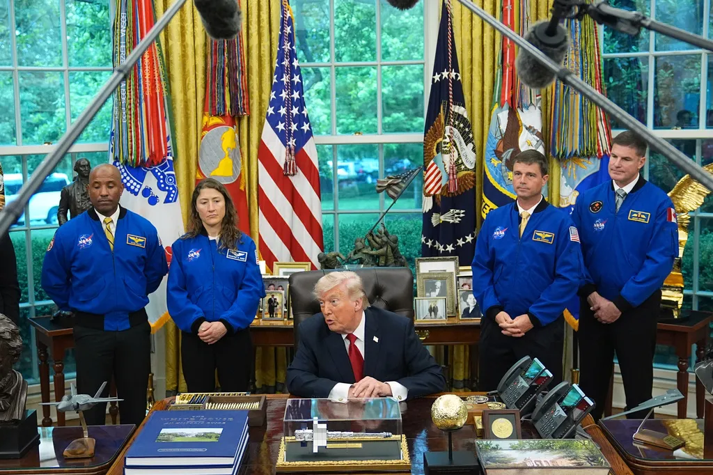 Hai vấn đề khiến tỷ lệ ủng hộ Tổng thống Donald Trump giảm mạnh- Ảnh 1.