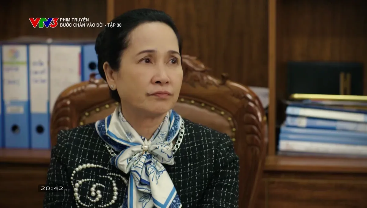 Bước ch&acirc;n v&agrave;o đời - Tập 30: Thương tất tả chạy vạy gom tiền lo cho em, Trang bị đ&agrave;n em Hưng sỉ nhục- Ảnh 8.