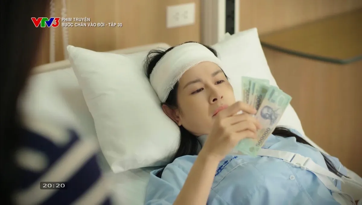 Bước ch&acirc;n v&agrave;o đời - Tập 30: Thương tất tả chạy vạy gom tiền lo cho em, Trang bị đ&agrave;n em Hưng sỉ nhục- Ảnh 9.