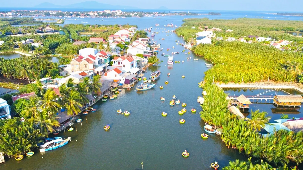 Th&aacute;ng Tư về b&ecirc;n những d&ograve;ng s&ocirc;ng di sản: Khi lịch sử tiếp sức cho nhịp sống tương lai- Ảnh 1.