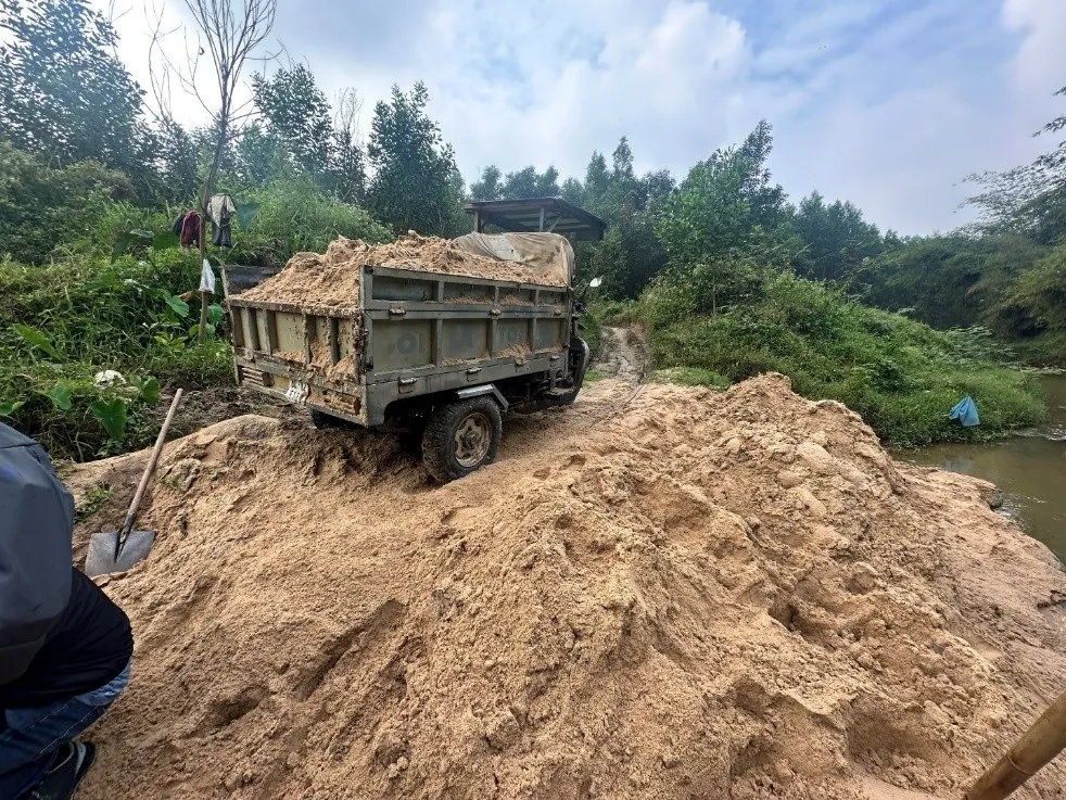 Khởi tố đối tượng khai th&aacute;c c&aacute;t tr&aacute;i ph&eacute;p, cảnh b&aacute;o nguy cơ thất tho&aacute;t t&agrave;i nguy&ecirc;n v&agrave; hệ lụy m&ocirc;i trường- Ảnh 2.