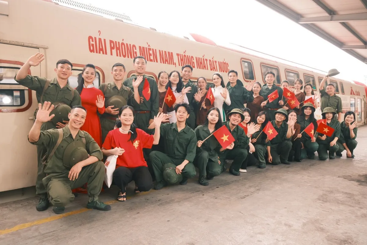 Chuyến t&agrave;u H&agrave; Nội 5 Cửa &Ocirc; đặc biệt gợi k&yacute; ức ng&agrave;y đất nước thống nhất - Ảnh 1.