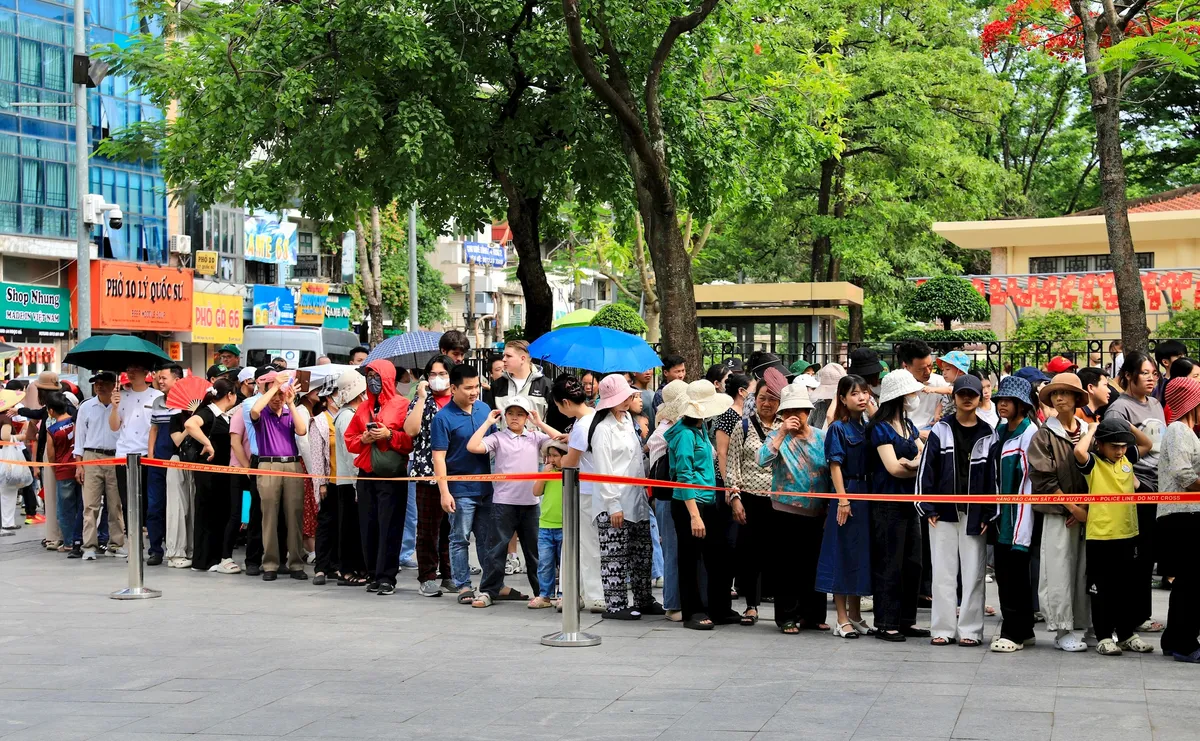 H&agrave;ng vạn người d&acirc;n xếp h&agrave;ng v&agrave;o Lăng viếng Chủ tịch Hồ Ch&iacute; Minh - Ảnh 1.