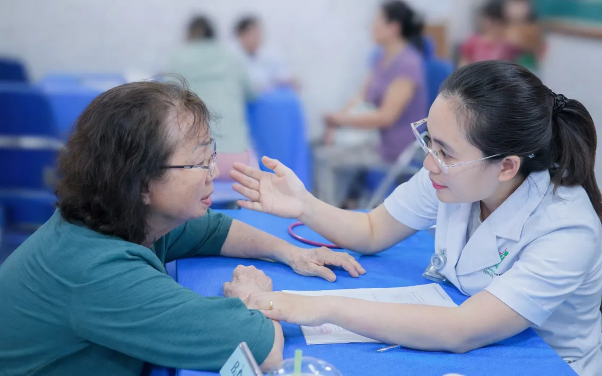 Các bác sĩ Bệnh viện Quân y 175 thăm khám, tầm soát bệnh cho người dân thành phố