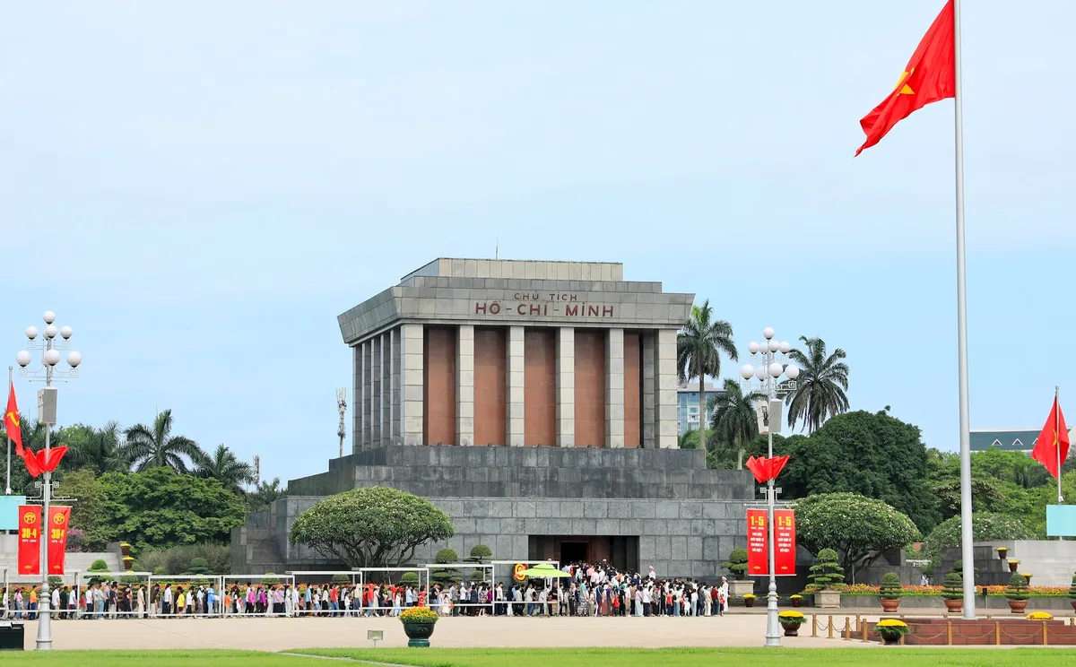 H&agrave;ng vạn người d&acirc;n xếp h&agrave;ng v&agrave;o Lăng viếng Chủ tịch Hồ Ch&iacute; Minh - Ảnh 2.