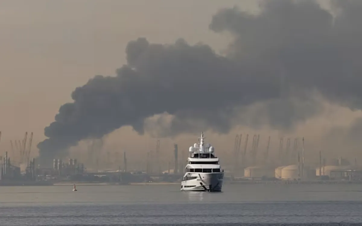 Tàu chở dầu Kuwait bị Iran tấn công gần cảng Dubai ngày 31/3/2026. (Ảnh: AFP)
