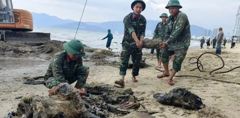 Trục vớt th&agrave;nh c&ocirc;ng xe tăng tại biển Quy Nhơn - Ảnh 2.