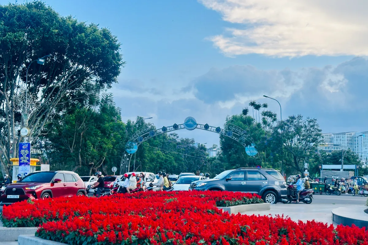 C&aacute;c điểm du lịch ph&iacute;a Nam nhộn nhịp ng&agrave;y đầu kỳ nghỉ lễ- Ảnh 2.