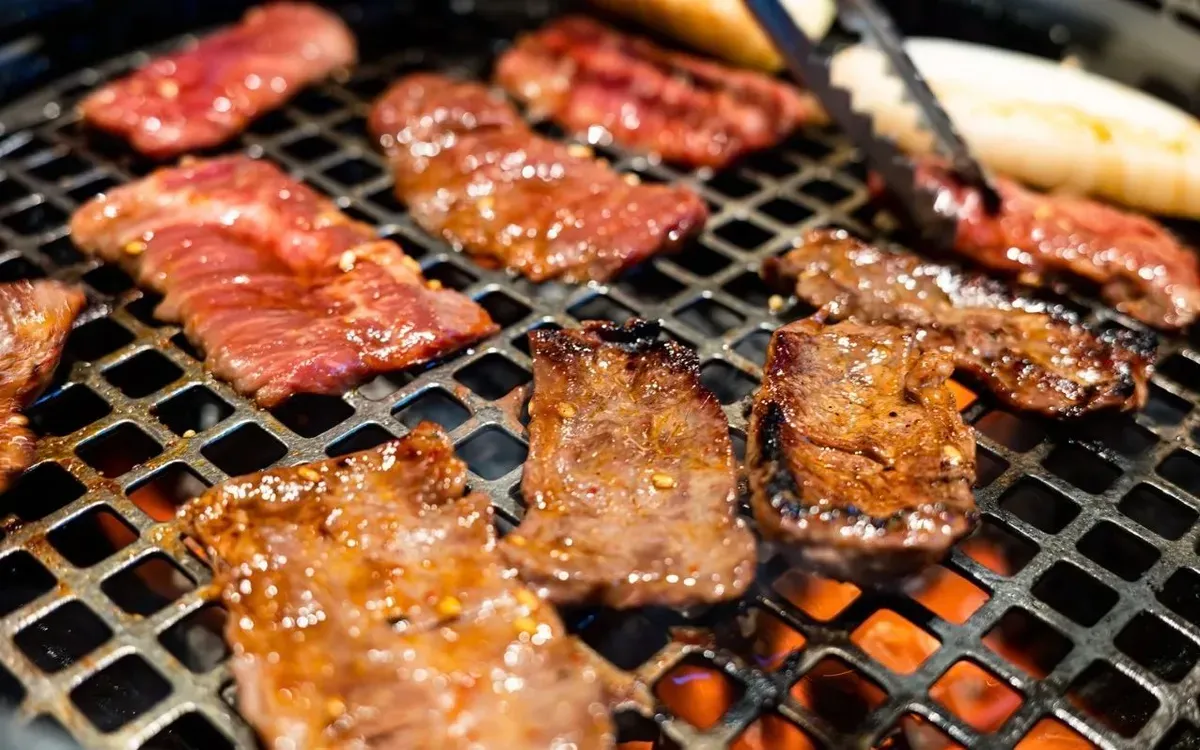 Ăn thịt ch&aacute;y x&eacute;m: Những nguy cơ sức khỏe &iacute;t được ch&uacute; &yacute;- Ảnh 1.