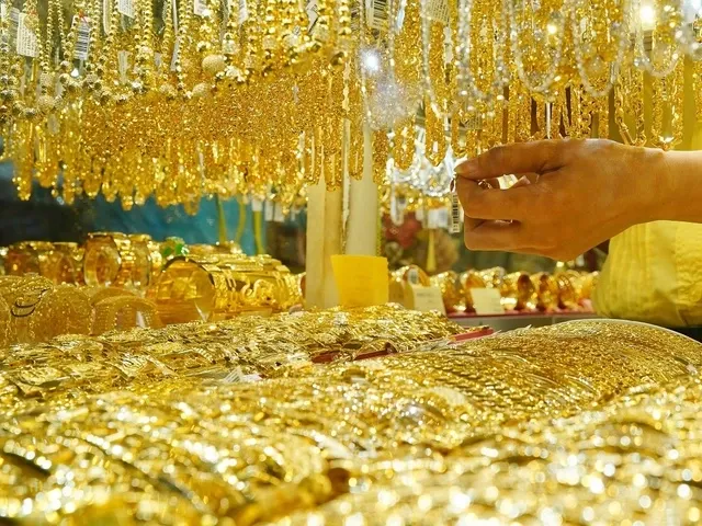 Gi&aacute; v&agrave;ng trong nước tăng trở lại dịp nghỉ lễ, v&agrave;ng thế giới phục hồi hơn 50 USD/ounce- Ảnh 1.