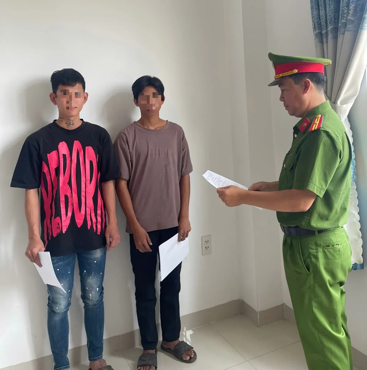 Khởi tố 2 đối tượng n&eacute;m bom xăng v&agrave;o nh&agrave; d&acirc;n v&igrave; m&acirc;u thuẫn c&aacute; nh&acirc;n- Ảnh 1.
