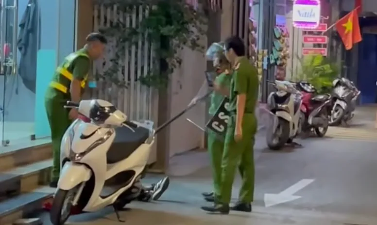 Khống chế người đ&agrave;n &ocirc;ng nước ngo&agrave;i say rượu, g&acirc;y rối ở T&acirc;y Hồ- Ảnh 2.