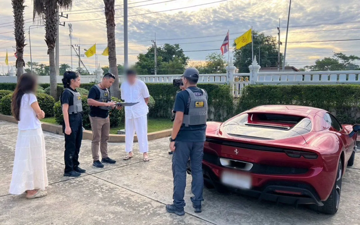 Cảnh sát thẩm vấn Narote Piriyarangsan về cáo buộc liên quan đến một mạng lưới cờ bạc trực tuyến, tháng 7/2024. (Ảnh: Bangkok Post)