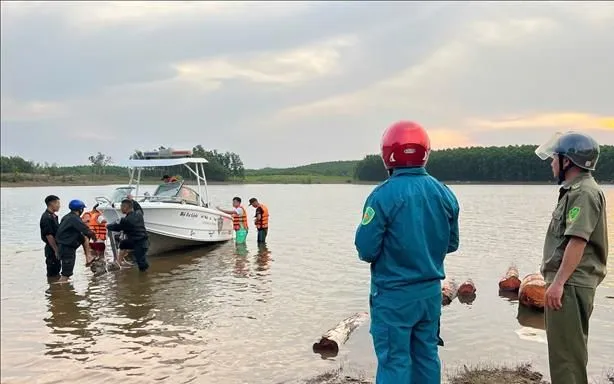 Lực lượng chức năng xã Vạn Tường tìm kiếm nạn nhân mất tích. Ảnh: TTXVN